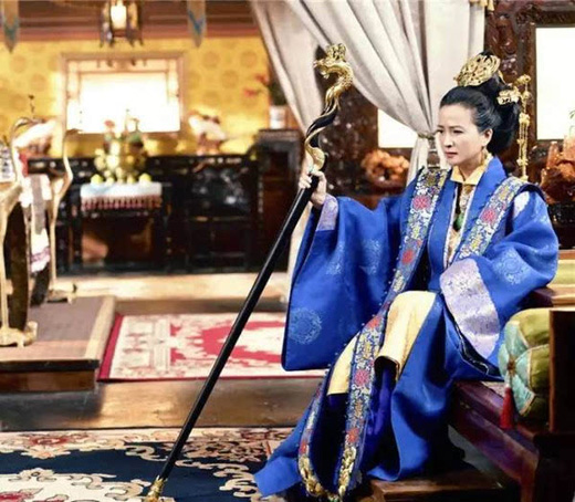 ���ح���������һ�����崩�����ϵ�����