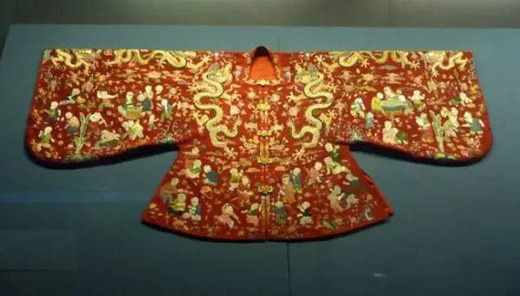 ���ح���������һ�����崩�����ϵ�����