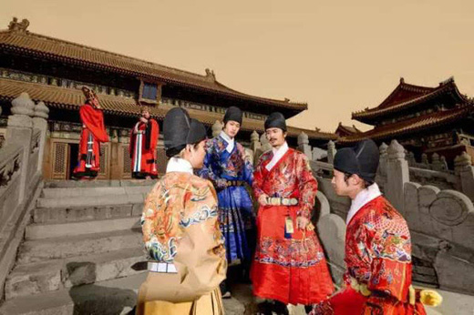 ���ح���������һ�����崩�����ϵ�����