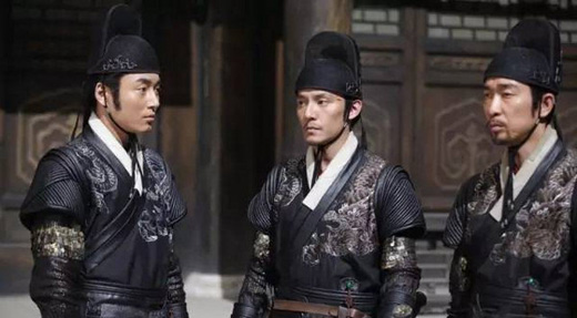 ���ح���������һ�����崩�����ϵ�����