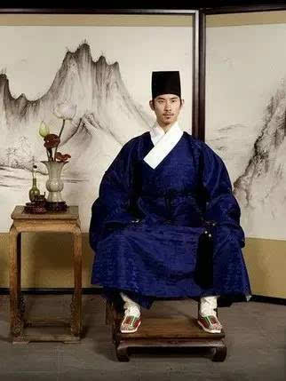 ���ح���������һ�����崩�����ϵ�����