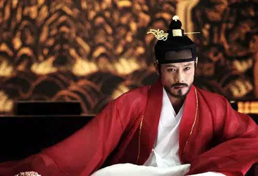 ���ح���������һ�����崩�����ϵ�����