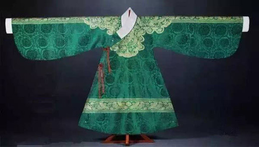 ���ح���������һ�����崩�����ϵ�����