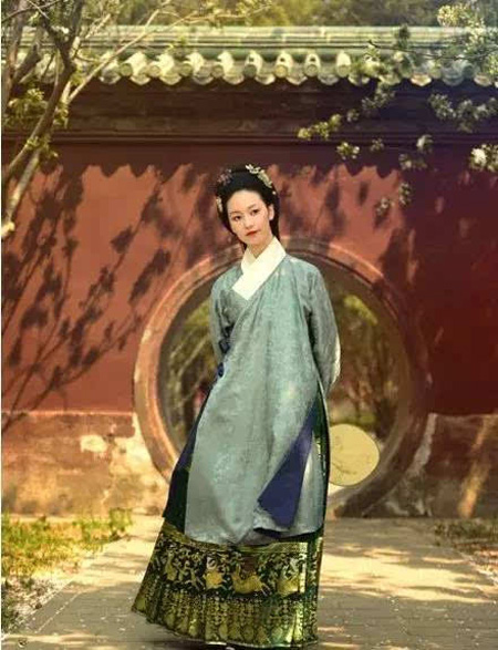 ���ح���������һ�����崩�����ϵ�����