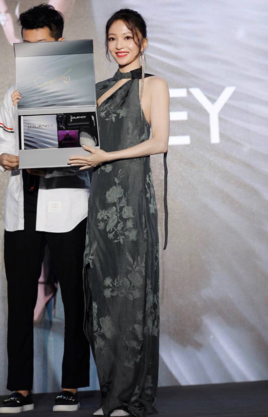 ���غ�ī�Gɫ���ۃ�������������߳�����Ů��