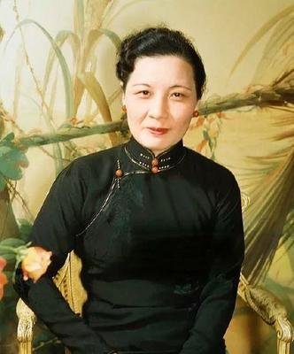 鋼鐵意志,似水柔情,喜歡穿旗袍的政壇女性