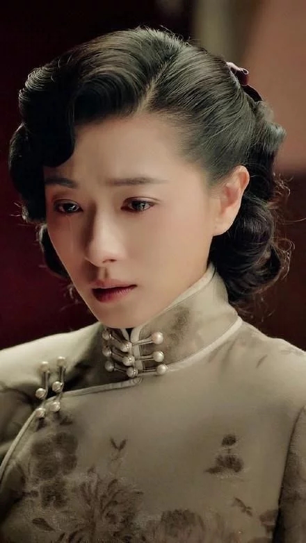 萬茜穿旗袍真美《脫身》旗袍顯典雅中國風(fēng)