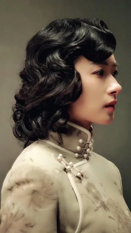 萬茜穿旗袍真美《脫身》旗袍顯典雅中國風(fēng)