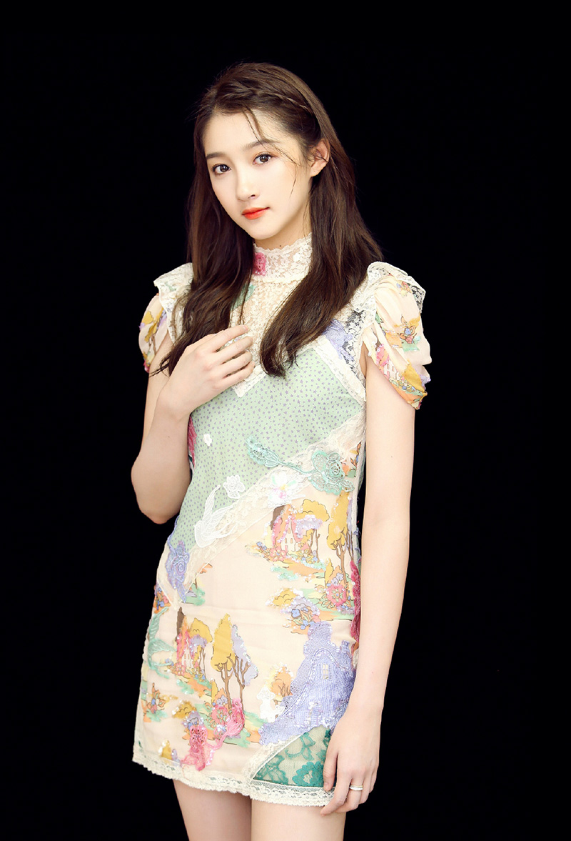 關(guān)曉彤穿蕾絲旗袍十分的少女驚艷了時光