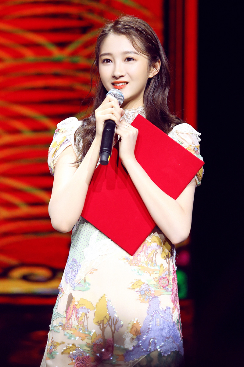 關(guān)曉彤穿蕾絲旗袍十分的少女驚艷了時光