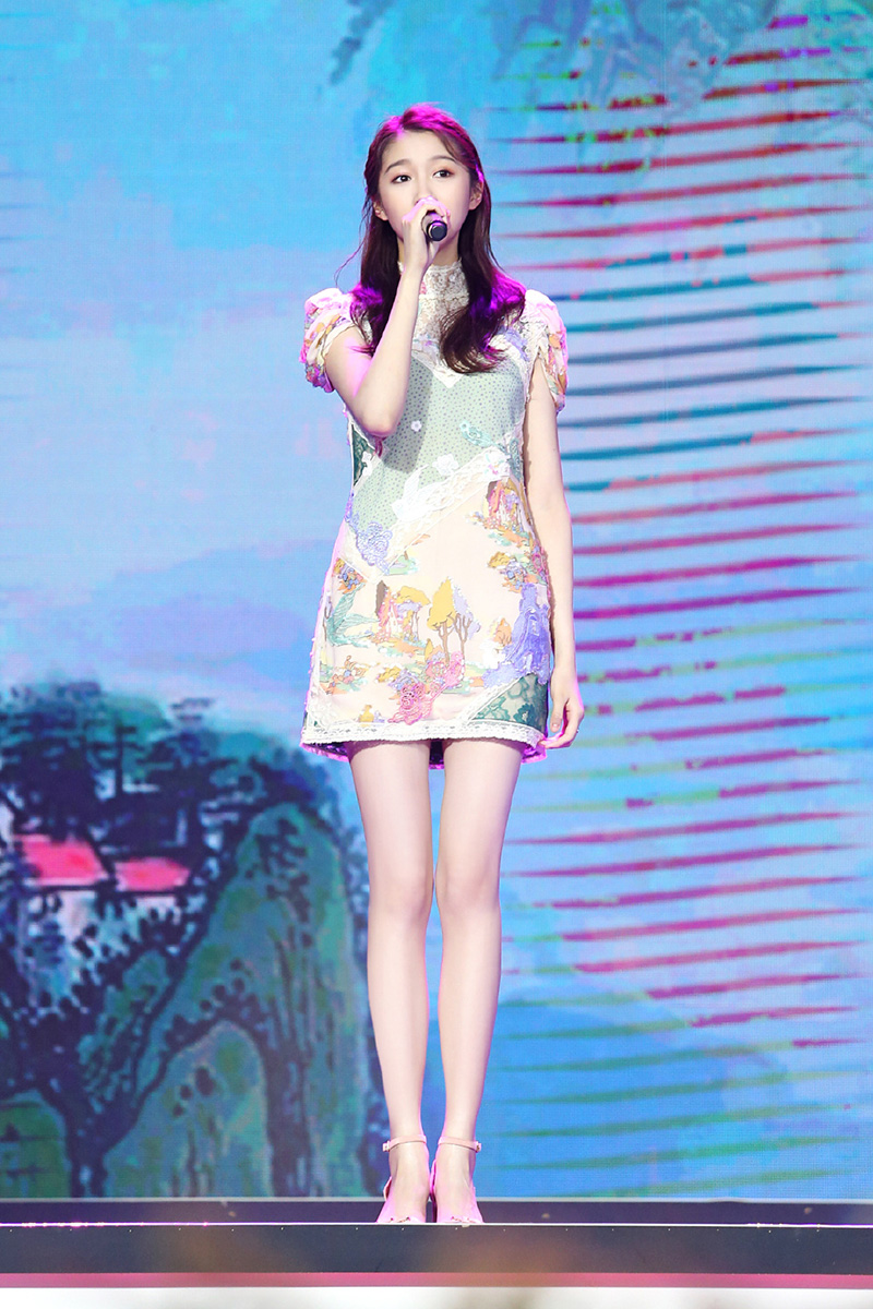 關(guān)曉彤穿蕾絲旗袍十分的少女驚艷了時光