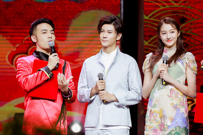 關(guān)曉彤穿蕾絲旗袍十分的少女驚艷了時光