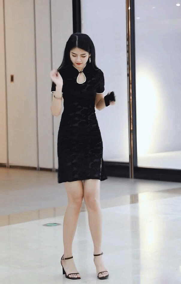 һ����ɫ���ٽz���ۣ�չ¶�F���|��Ů�Ե��� 