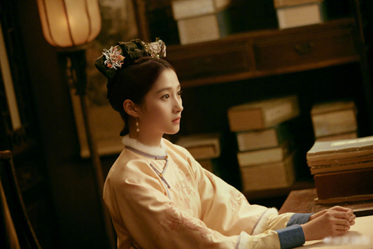 關曉彤粉色刺繡旗袍搭旗頭,甜如舊時光少女!