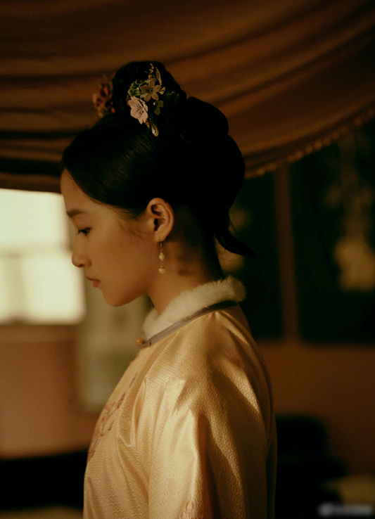 關曉彤粉色刺繡旗袍搭旗頭,甜如舊時光少女!