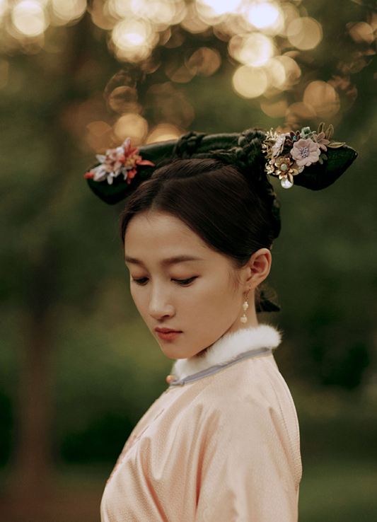 關曉彤粉色刺繡旗袍搭旗頭,甜如舊時光少女!