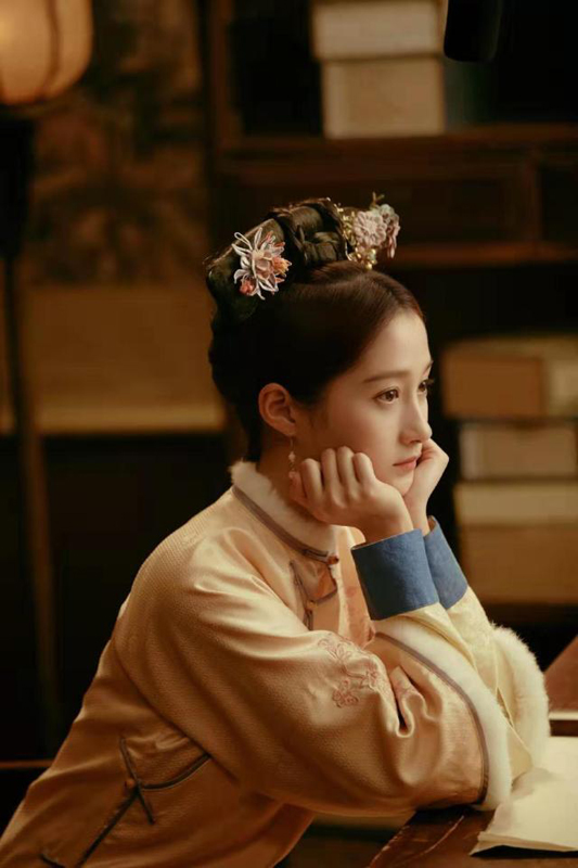 關曉彤粉色刺繡旗袍搭旗頭,甜如舊時光少女!