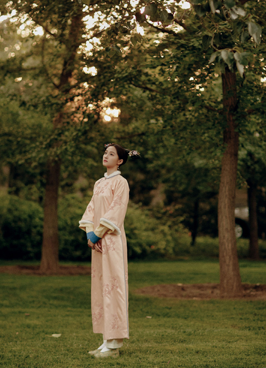 關曉彤粉色刺繡旗袍搭旗頭,甜如舊時光少女!