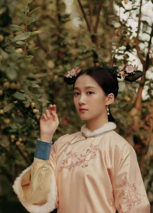 關曉彤粉色刺繡旗袍搭旗頭,甜如舊時光少女!