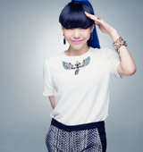 ��Ī���������b���� �������չ��һ���r��Ů�����