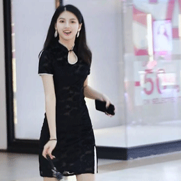 һ����ɫ���ٽz���ۣ�չ¶�F(xi��n)���|��Ů�Ե��� 